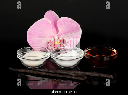 Les gousses de vanille, la vanille, le sucre vanillé et la vanille essence isolated on black Banque D'Images