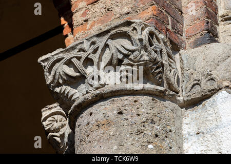 Détail d'un chapiteau de colonne. Ancienne basilique de Saint Ambrogio, 379-1099, en style roman lombard. Milan, Lombardie, Italie, Europe Banque D'Images