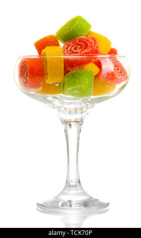 Dans les bonbons jelly dans verre à cocktail isolated on white Banque D'Images