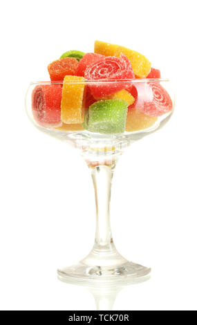 Dans les bonbons jelly dans verre à cocktail isolated on white Banque D'Images