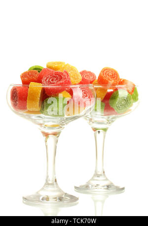 Bonbons jelly dans la région de verres à cocktail isolated on white Banque D'Images