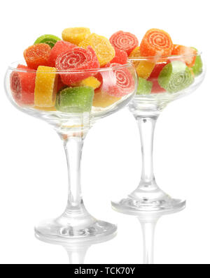Bonbons jelly dans la région de verres à cocktail isolated on white Banque D'Images