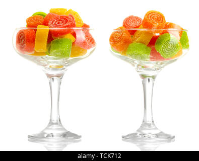 Bonbons jelly dans la région de verres à cocktail isolated on white Banque D'Images