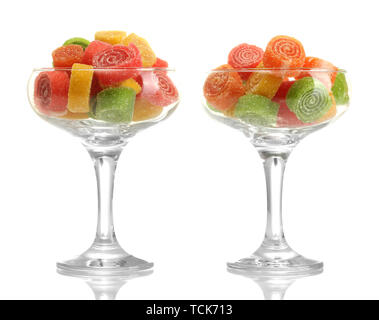 Bonbons jelly dans la région de verres à cocktail isolated on white Banque D'Images
