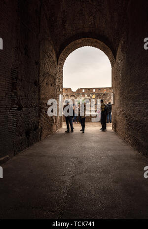 ROME, ITALIE - 22 avril 2019 : Intérieur de l'Amphitheatrum Flavium Rome Colisée (72 a.D) avec un petit groupe de touristes. Site du patrimoine mondial de l'UNESCO Banque D'Images