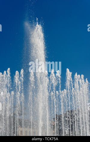 Fontaine des éclaboussures sur un ciel bleu clair. La Piazza Castello, Milan, Lombardie, Italie Banque D'Images