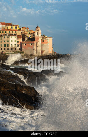 Des vagues dans la mer Méditerranée. L'ancien village de Tellaro pendant une tempête de mer. La Spezia, Ligurie, Italie, Europe Banque D'Images