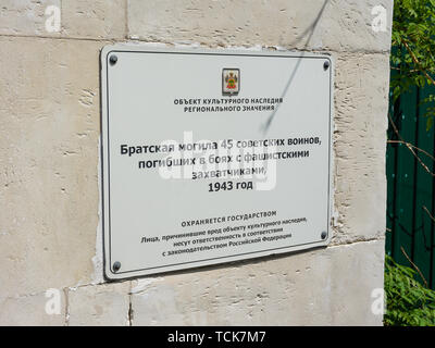 L'Anapa, Russie - 13 mai 2019 : une plaque sur le charnier de 45 soldats soviétiques, Anapa, l'intersection des rues Lénine et l'Union soviétique. La Russie Banque D'Images