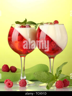 Fruit jelly aux fruits rouges dans les verres sur fond vert Banque D'Images