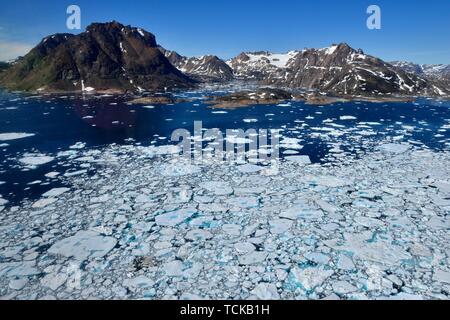 Vue aérienne, des blocs de glace dans le fjord d'Ammassalik, dans l'Est du Groenland, Greenland Banque D'Images