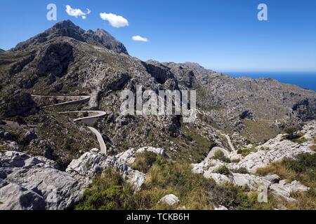 Route de la Serpentine à travers montagnes stériles à Sa Calobra, Serra de Tramuntana, à Majorque, Îles Baléares, Espagne Banque D'Images