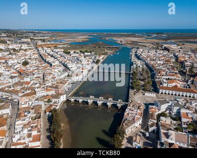 Vue aérienne, vue sur la ville avec pont romain, Tavira, Algarve, Portugal Banque D'Images