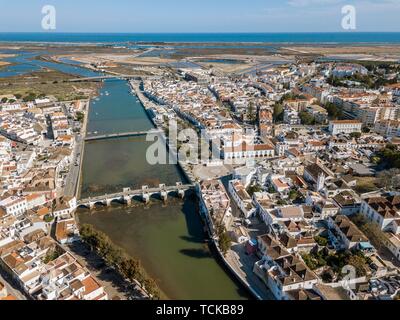 Vue aérienne, vue sur la ville avec pont romain, Tavira, Algarve, Portugal Banque D'Images