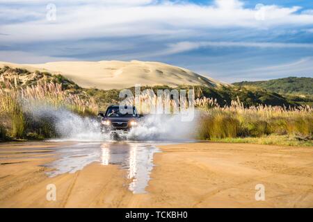 Hyundai Santa Fee Noir 4x4 véhicule hors route de la conduite dans une approche sur le lit à quatre-vingt-dix Mile Beach avec derrière des dunes de sable, loin du Nord District Banque D'Images