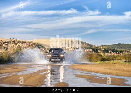 Hyundai Santa Fee Noir 4x4 véhicule hors route de la conduite dans une approche sur le lit à quatre-vingt-dix Mile Beach avec derrière des dunes de sable, loin du Nord District Banque D'Images