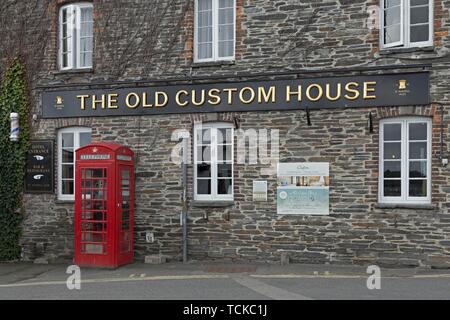 Cabine téléphonique rouge traditionnel en face d'un hôtel, Padstow, Cornwall, Angleterre, Grande-Bretagne Banque D'Images