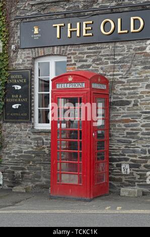 Cabine téléphonique rouge traditionnel, Padstow, Cornwall, Angleterre, Grande-Bretagne Banque D'Images