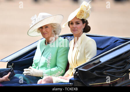 La duchesse de Cambridge et la duchesse de Cornouailles arrivent pour la parade la couleur cérémonie à Horse Guards Parade dans le centre de Londres, comme la Reine célèbre son anniversaire officiel. Banque D'Images
