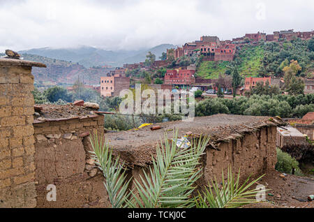 Villages berbères dans la vallée de l'ourika dans le haut atlas maroc MARRAKECH. Banque D'Images