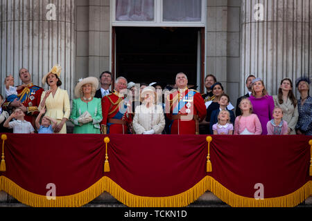 La reine Elizabeth II est rejoint par des membres de la famille royale, y compris le duc et la duchesse de Cambridge, avec leurs enfants, le Prince Louis, Prince George, la Princesse Charlotte, duchesse de Cornouailles, le Prince de Galles, Princesse Royale, Duc de York, duc et duchesse de Kent, Peter Phillips et d'automne et leurs enfants Savannah et Isla, sur le balcon de Buckingham Place regarder le défilé après la parade la cérémonie des couleurs, alors qu'elle célèbre son anniversaire officiel. Banque D'Images