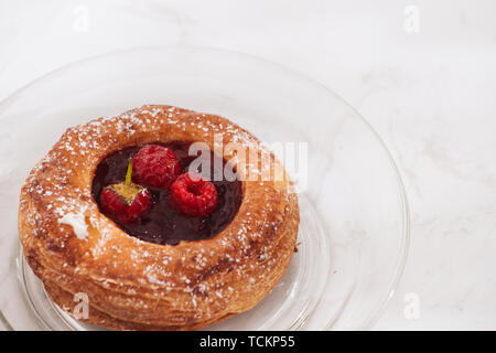 Pâte feuilletée faite maison avec les framboises. Savoureux dessert sucré. décoré avec du sucre en poudre Banque D'Images