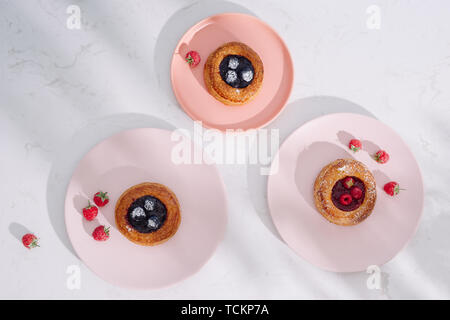 Pâte feuilletée maison savoureux aux fruits rouges sur la table en bois blanc Banque D'Images