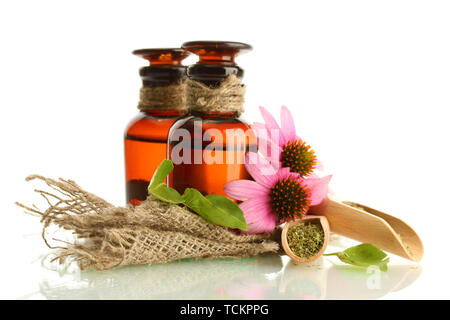 L'échinacée pourpre avec des flacons de médicaments , isolated on white Banque D'Images