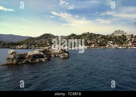 Le village de Kalekoy vu du sud, avec le château Simena byzantin dans le centre près de l'île de Kekova dans la province d'Antalya Turquie Banque D'Images