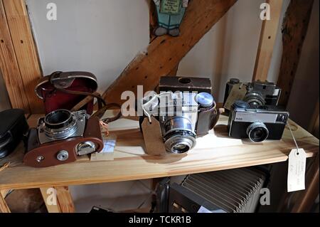 Vintage cameras sur afficher dans un centre d'antiquités dans la région de Leominster, Herefordshire Banque D'Images