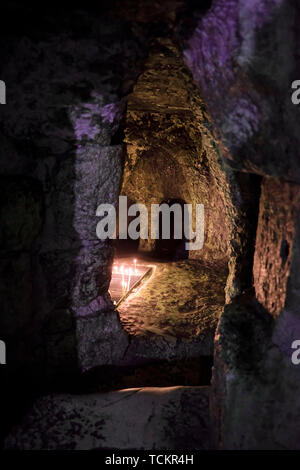 Intérieur de la Tombe de Joseph d'Arimathie un rock anonyme coupe à l'intérieur de la grotte funéraire Chapelle Orthodoxe syriaque de saint Joseph d'Arimathie et Saint Nicodème à l'intérieur de l'église du Saint-Sépulcre à Jérusalem est le quartier chrétien Israël Banque D'Images