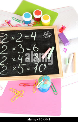 Petite école 24 avec diverses fournitures scolaires close-up isolated on white Banque D'Images