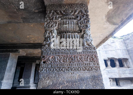 Cave 12, trois étages du monastère Mahayana caves avec les idoles, les grottes d'Ellora, rock-cut temple-monastère, Inde Banque D'Images