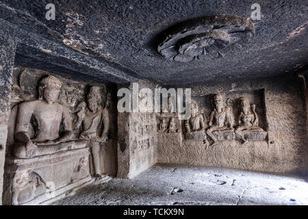 Cave 12, trois étages du monastère Mahayana caves avec les idoles, les grottes d'Ellora, rock-cut temple-monastère, Inde Banque D'Images