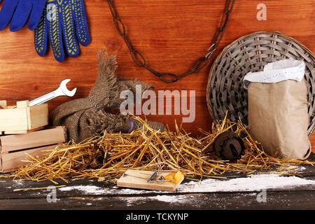 Mousetrap avec un morceau de fromage dans la région de grange sur fond de bois Banque D'Images