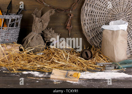 Mousetrap avec un morceau de fromage dans la région de grange sur fond de bois Banque D'Images