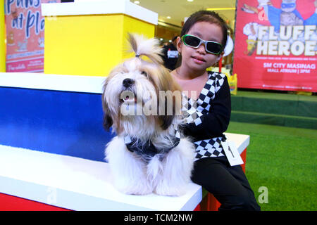 Antipolo, Philippines. Le 08 juin, 2019. Charlene Crae, 4 ans posséder à côté de son chien nom Tucker a 5 mois shitzu avec un costume de Super Héros Pinoy Lastik Girl pendant les 'Fluppy Heroes' avant la célébration du Jour de l'indépendance des Philippines à SM Masinag à Antipolo City Atrium le 8 juin 3019. Credit : Gregorio B. Dantes Jr./Pacific Press/Alamy Live News Crédit : PACIFIC PRESS/Alamy Live News Banque D'Images