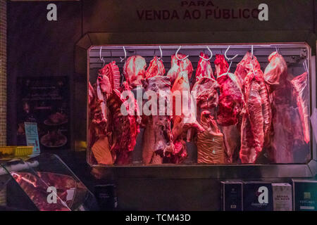 Les carcasses de viande fraîche qui pendent et affichés dans une boutique de bouchers Banque D'Images