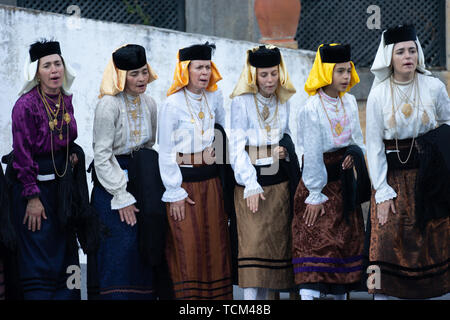 En costumes traditionnels portugais dame chanteurs et danseurs effectuer à Obidos Portugal Banque D'Images