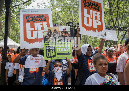 Brooklyn, États-Unis. Le 08 juin, 2019. Le 8 juin 2019, les mamans d'action de la demande en partenariat avec les médecins pour l'Amérique, G.M.A.C.C., armes à feu bas jusqu'Vie, Harlem Mères S.A.V.E., les mamans pour exiger des mesures de détection d'armes à feu en Amérique latine, les voisins en action, les New-yorkais contre la violence armée et les jeunes plus de fusils se sont rassemblés à Cadman Plaza à Brooklyn, New York appelant à des lois plus sévères sur les armes à feu. Le rassemblement qui aura lieu le week-end de sensibilisation à la violence des armes à feu National intervient une semaine après une autre prise de masse en Virginia Beach qui a laissé 12 morts. Crédit : La Société Holtermann-Gorden/Pacific Press/Alamy Live News Banque D'Images