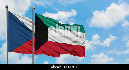 République tchèque et le Koweït drapeaux dans le vent contre ciel bleu nuageux blanc ensemble. Concept de diplomatie, de relations internationales. Banque D'Images