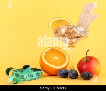 Poumons en vase pour desserts muesli aux fruits sur fond jaune Banque D'Images