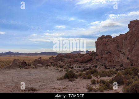 Intéressant à la recherche des pierres dans le Salar de Uyuni, Bolivie Banque D'Images