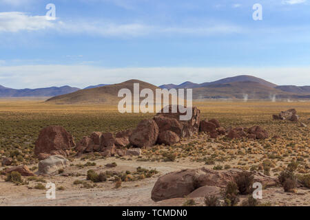 Intéressant à la recherche des pierres dans le Salar de Uyuni, Bolivie Banque D'Images