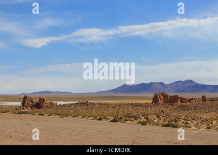 Intéressant à la recherche des pierres dans le Salar de Uyuni, Bolivie Banque D'Images