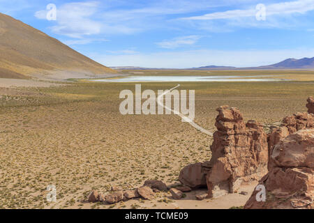 Intéressant à la recherche des pierres dans le Salar de Uyuni, Bolivie Banque D'Images