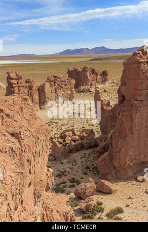 Intéressant à la recherche des pierres dans le Salar de Uyuni, Bolivie Banque D'Images