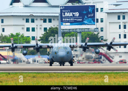 Langkawi, Malaisie - Mar 31, 2019. Lockheed C-130H Hercules Force aérienne royale malaisienne le roulage sur la piste de l'aéroport de Langkawi (LGK). Banque D'Images