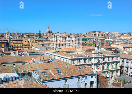 Vue imprenable sur la ville historique de Catane, Sicile, Italie prises d'en haut sur les toits des bâtiments historiques dans la vieille ville. La ville est une destination touristique populaire. Banque D'Images