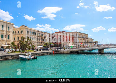 Syracuse, Sicile, Italie - 10 Avril 2019 : beau port sicilien et le pont reliant la ville de Syracuse avec célèbre île d'Ortigia. Partie du patrimoine mondial de l'UNESCO. Des destinations touristiques populaires. Banque D'Images