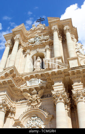 La capture photo verticale cathédrale catholique romaine historique de Syracuse en Sicile, Italie sur une journée ensoleillée. Le temple religieux, partie du patrimoine mondial de l'UNESCO, est une destination touristique populaire. Banque D'Images